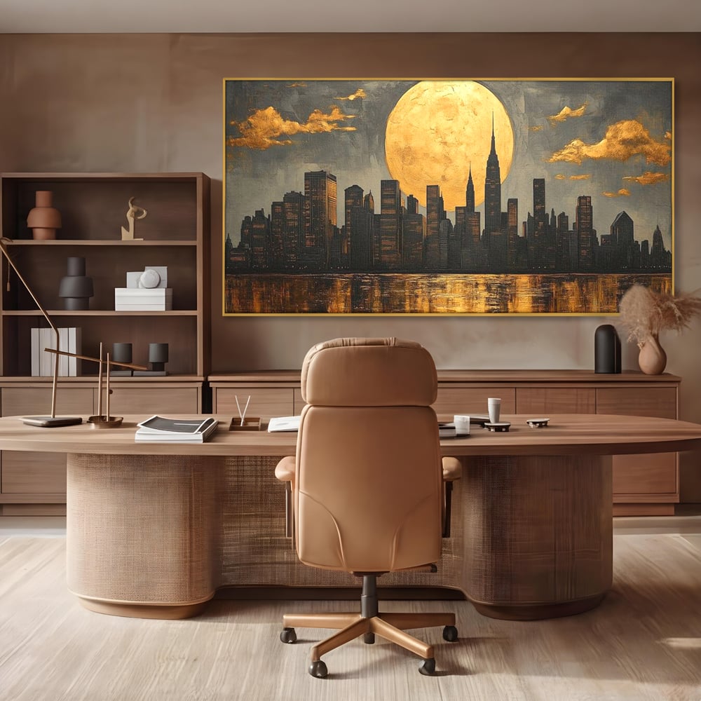 Tablou canvas cu pictura orizontala cu metropola si luna aurie, in rama de aluminiu auriu, pe perete intr-un birou